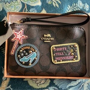 Coach Signature Corner Zip Wristlet – Brown Canvas with Fun Patches ✨